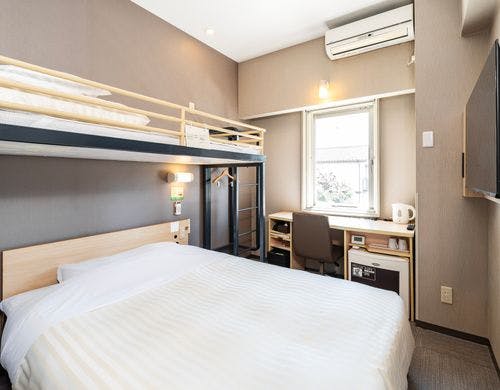 ワイドベッドとロフトベッド付のお部屋です