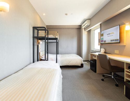 ベッド３台に広々スペースのあるお部屋です