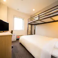 더블 침대와 로프트 침대 포함