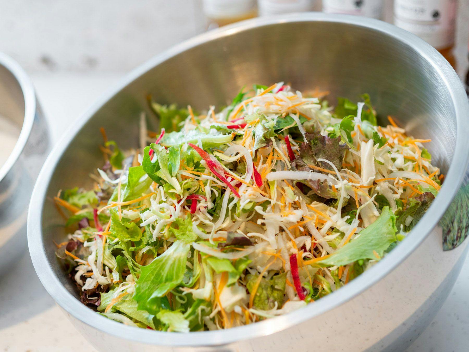 สลัดที่ใช้ผักที่ได้รับการรับรองออร์แกนิก JAS