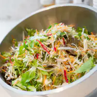 สลัดที่ใช้ผักที่ได้รับการรับรองออร์แกนิก JAS