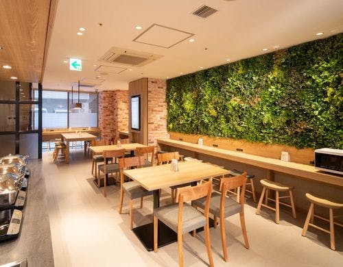 朝の陽ざしに包まれたロハスラウンジ