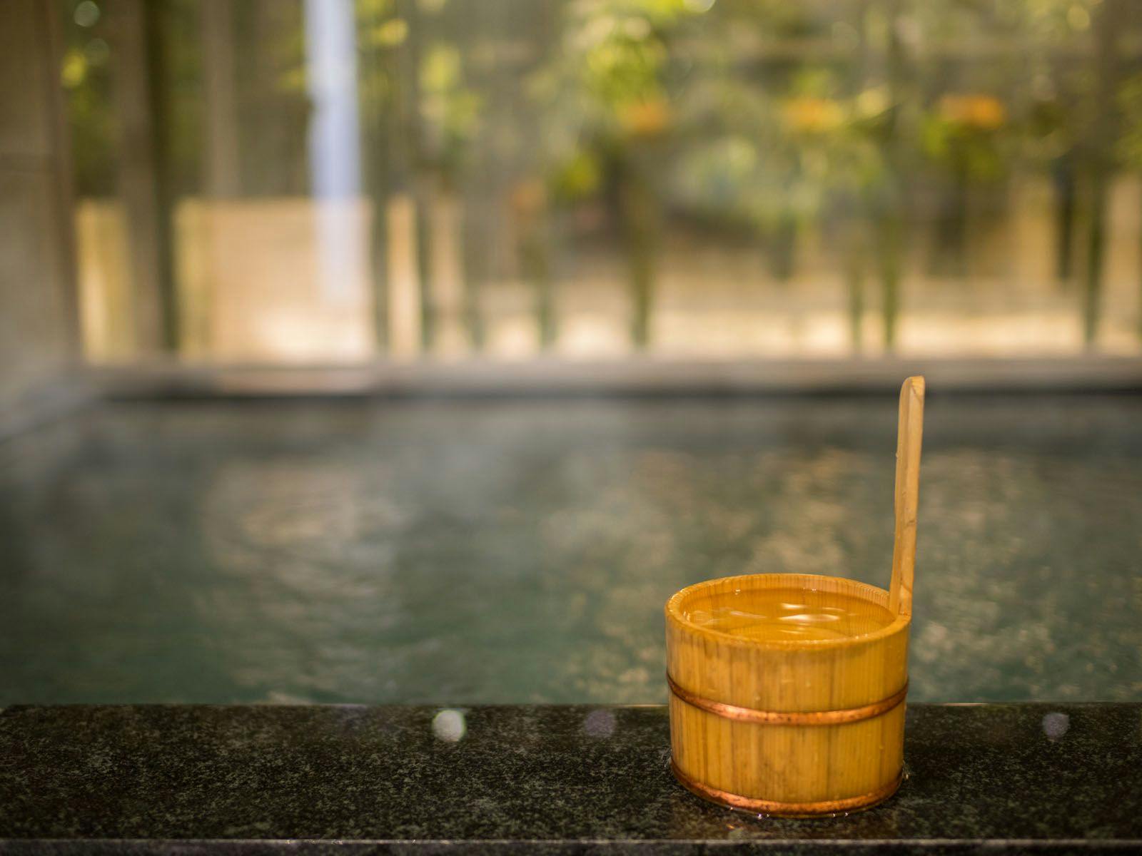 무색 투명한 저장성 약알칼리성 고온의 온천입니다.