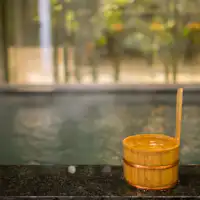 무색 투명한 저장성 약알칼리성 고온의 온천입니다.