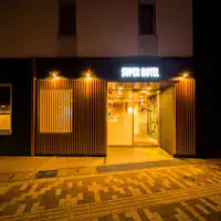 이쪽으로 들어오세요.