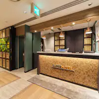 Kami akan menyambut Anda di meja check-in.