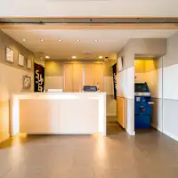 Kami akan menyambut anda di kaunter daftar masuk.