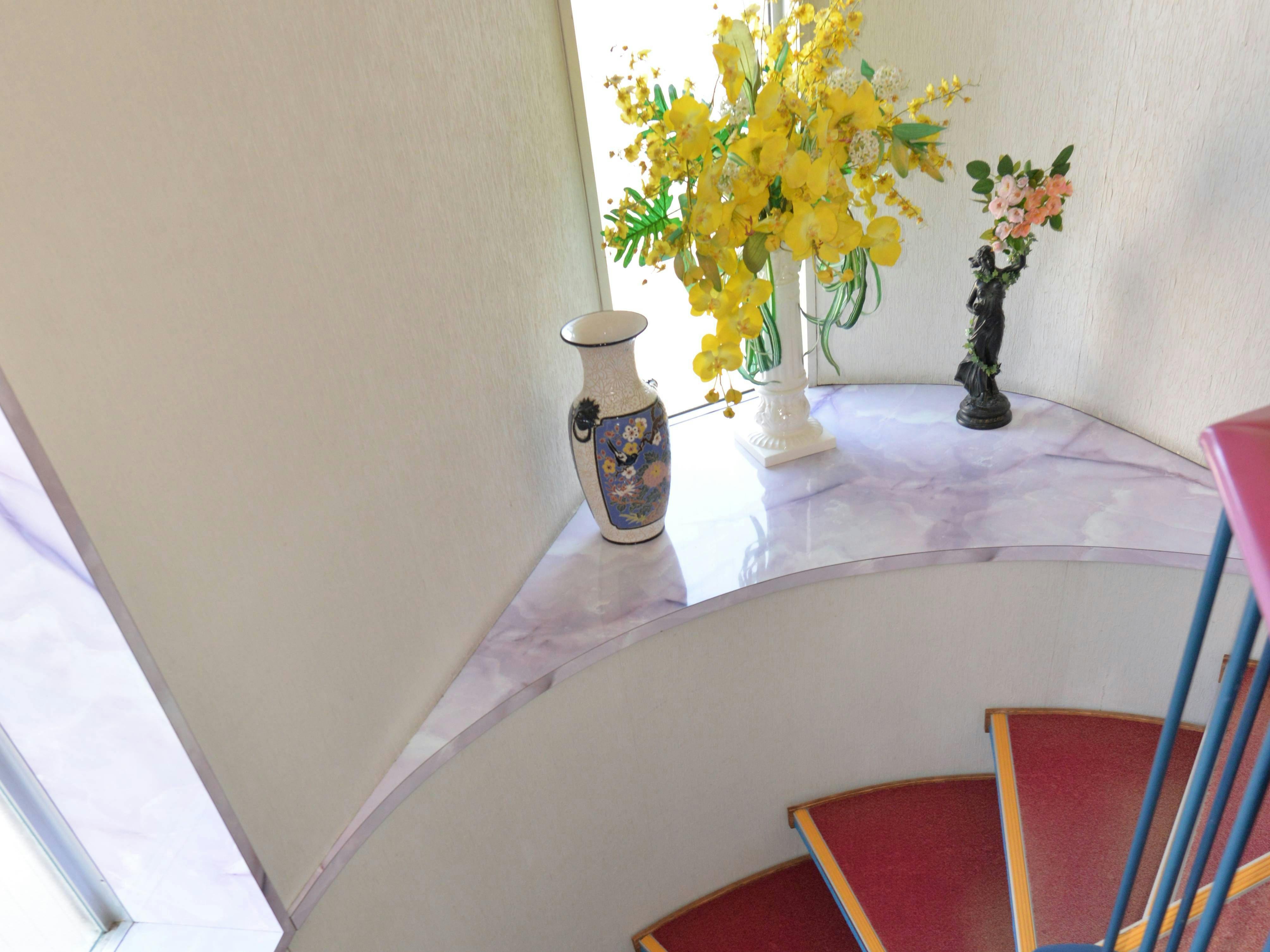 เรายังประดับดอกไม้ที่หน้าต่างบันไดด้วย