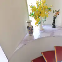 Kami juga menghias bunga di tingkap tangga.