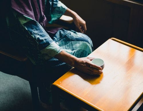 部屋でくつろぐ男性