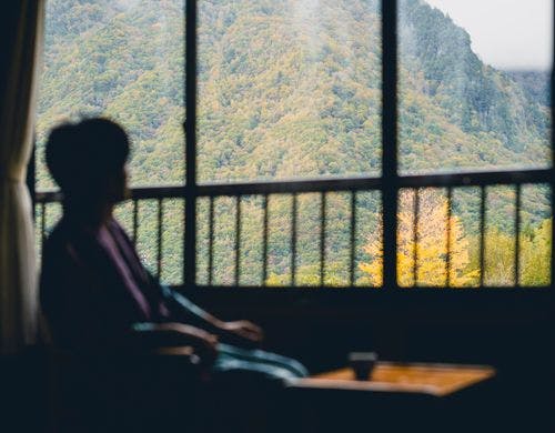 客室の窓から眺める