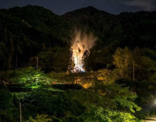 夜の山々と庭園