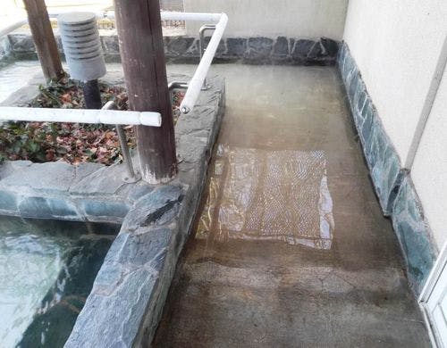 ・車イスで入浴ができる貸し切りの露天風呂