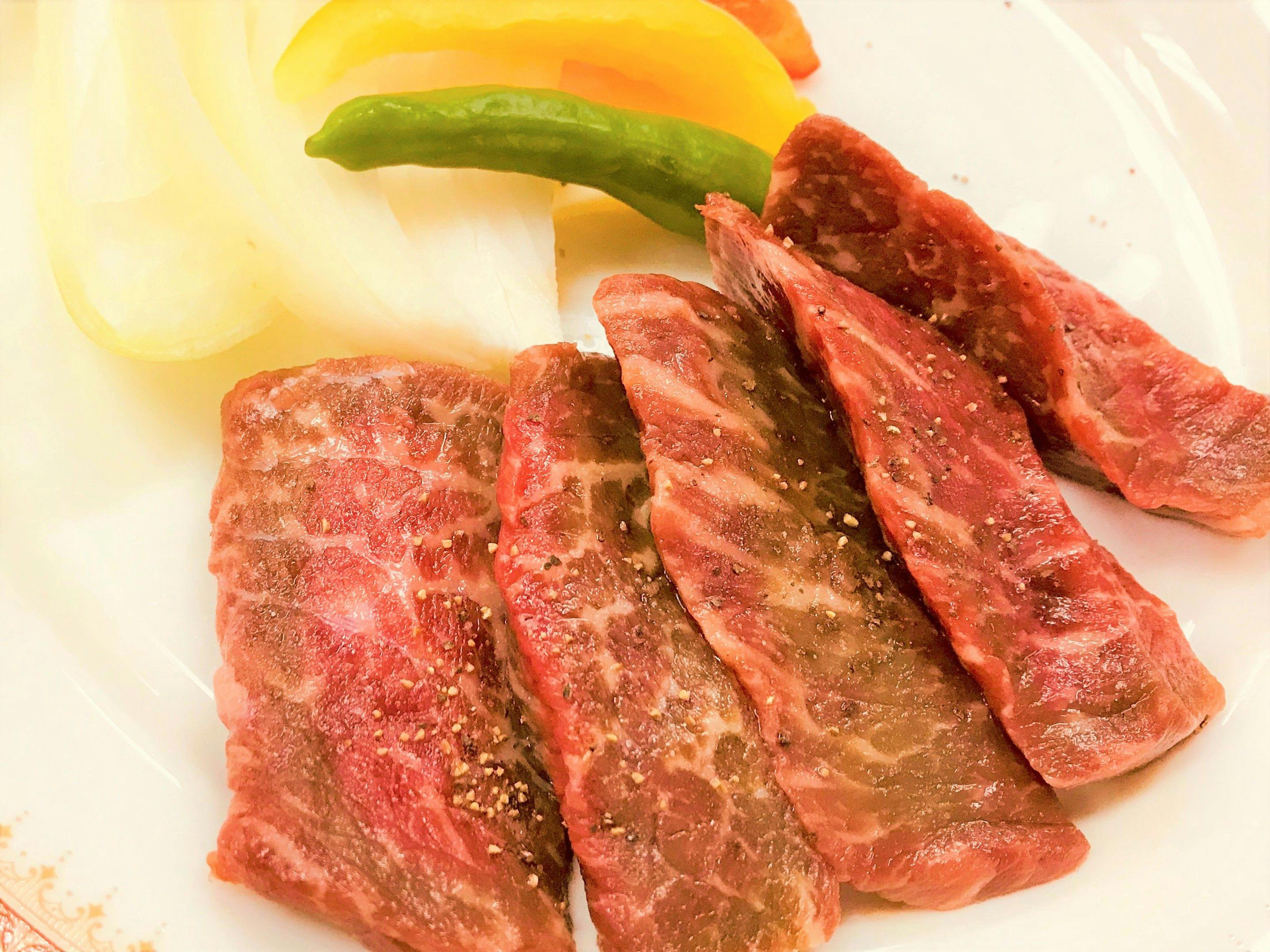 Daging Maezawa panggang atas pinggan seramik