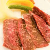 Daging Maezawa panggang atas pinggan seramik