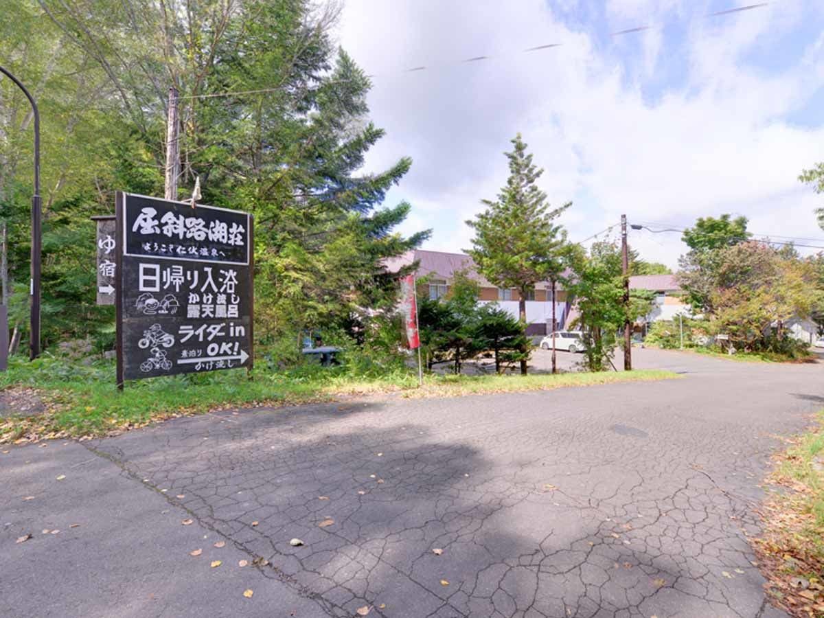 Terletak di tepi Danau Kussharo.