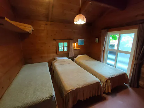 ห้องพักพร้อมอ่างอาบน้ำ ฝักบัว และห้องน้ำในตัว พร้อมเตียงคู่ 2 เตียง