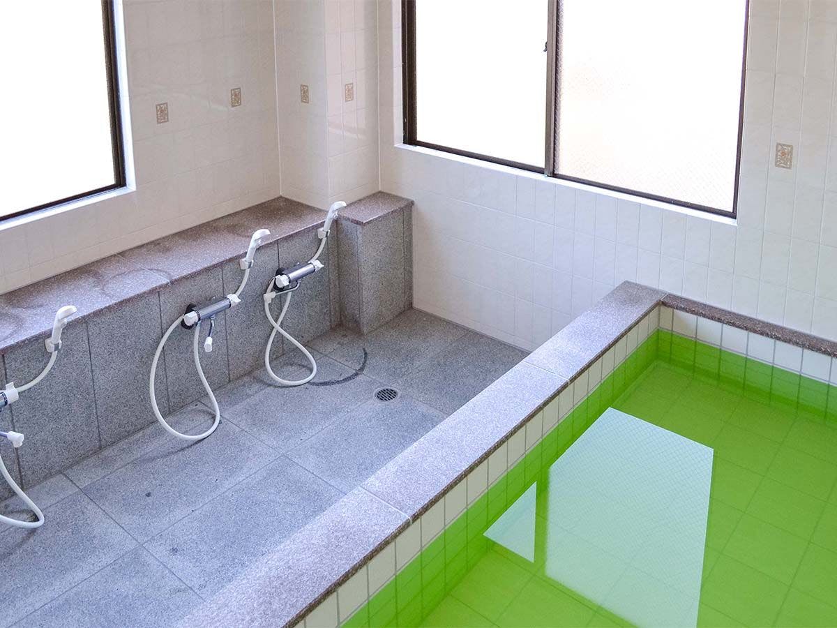 ・ห้องอาบน้ำรวมสำหรับผู้ชายเท่านั้น