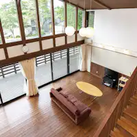 ห้องนั่งเล่นในบ้านพัก