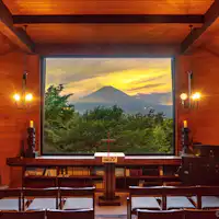 พระอาทิตย์ตกดินที่ภูเขาฟูจิจากห้องสมาธิ.