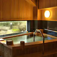 【ห้องอาบน้ำครอบครัว (มีค่าใช้จ่าย)】น้ำพุร้อนธรรมชาติไหลผ่าน