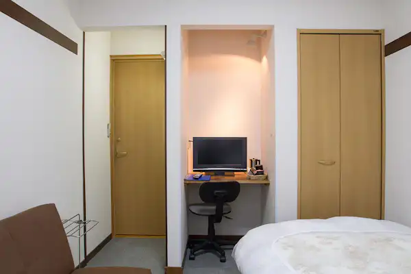 ・เตียงคู่ขนาดเล็ก (ห้อง 201) พร้อมโต๊ะ