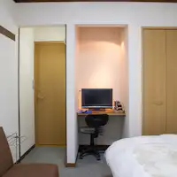 ・เตียงคู่ขนาดเล็ก (ห้อง 201) พร้อมโต๊ะ