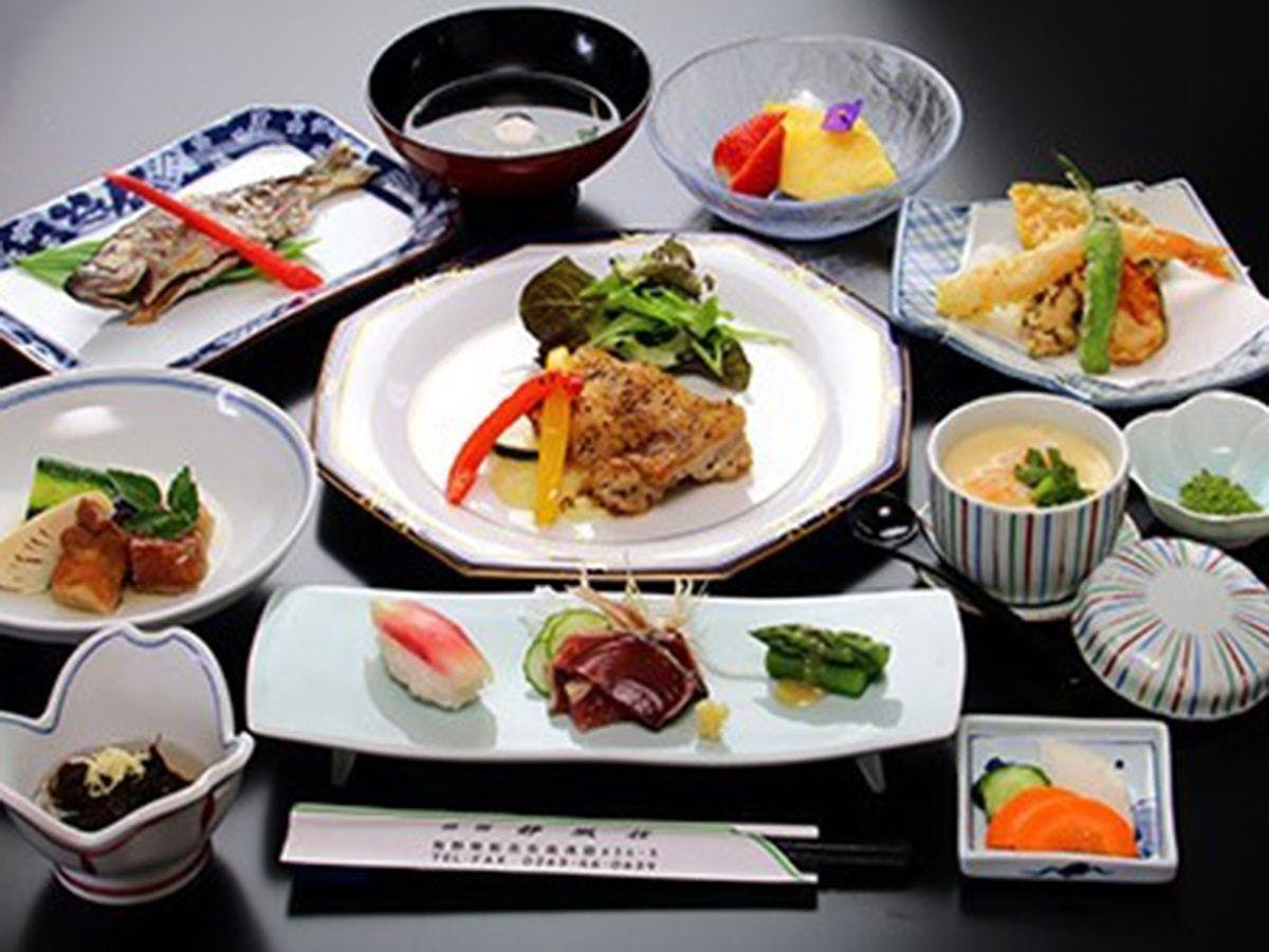 อาหารเย็นที่ใช้วัตถุดิบสดใหม่จากท้องถิ่น.