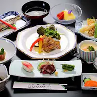 อาหารเย็นที่ใช้วัตถุดิบสดใหม่จากท้องถิ่น.