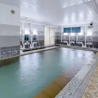 큰 욕조에서 몸을 따뜻하게 할 수 있습니다.