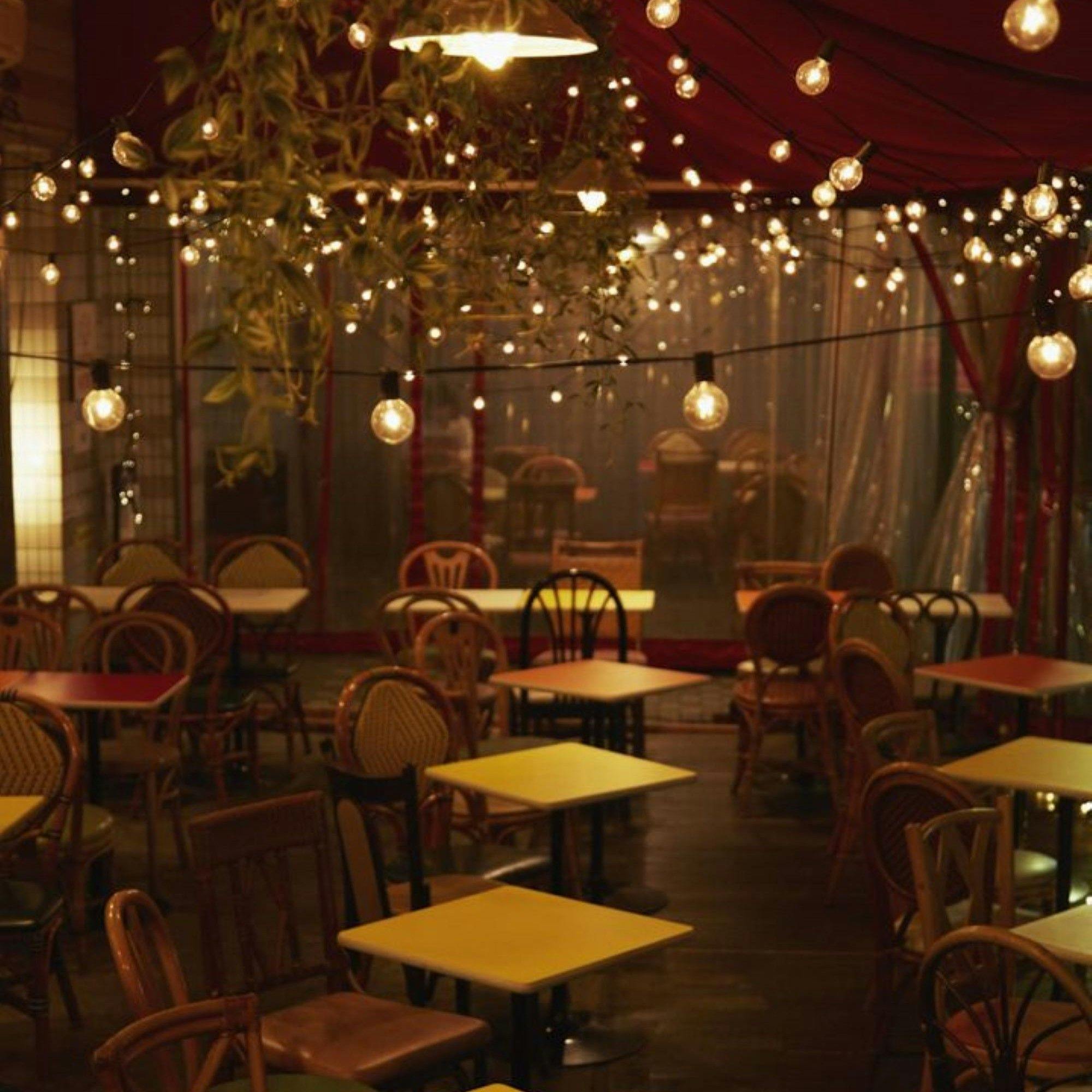 Kafe dengan tempat duduk teres.