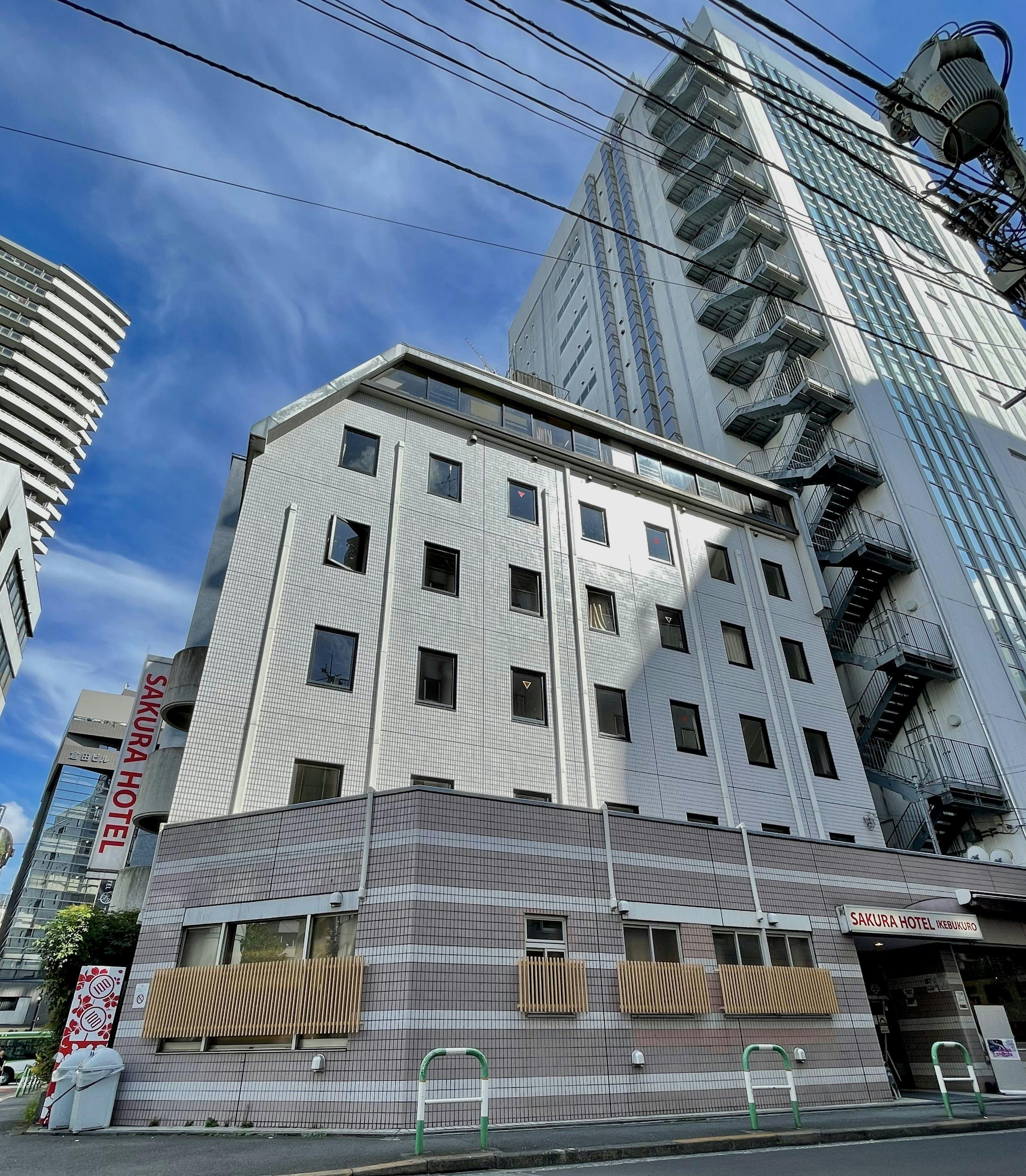 Pemandangan luar bangunan utama