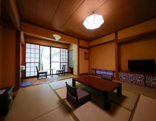 本館８畳和室より