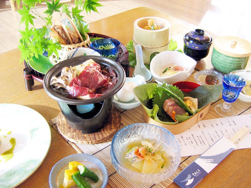 현지의 맛을 즐길 수 있는 일본 가이세키 요리.