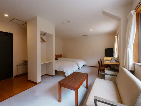 ห้องพักแบบตะวันตก เตียงคู่ ฝั่งน้ำตก 25.2 ตร.ม. <ห้ามสูบบุหรี่>