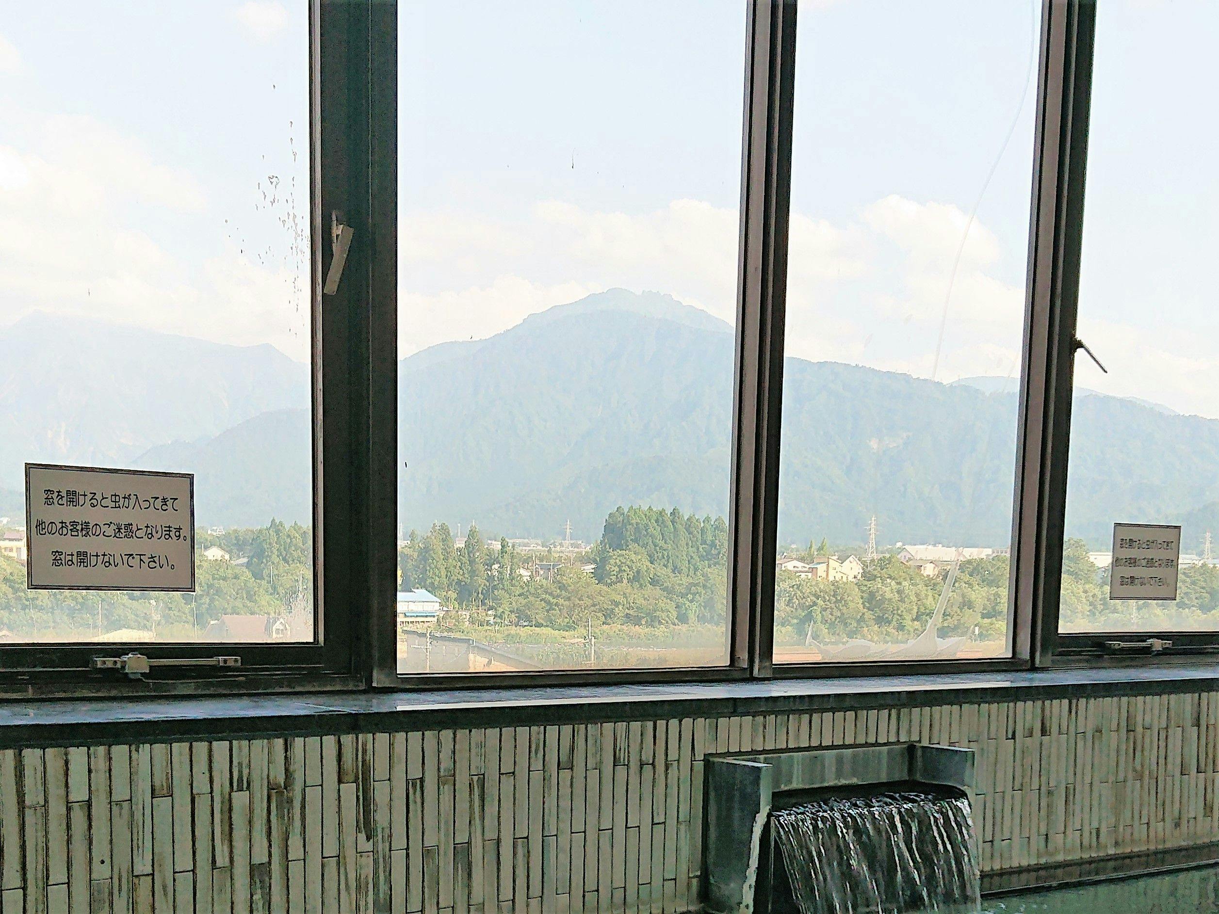 วิวภูเขาฮักไกจากห้องอาบน้ำชาย