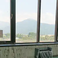 วิวภูเขาฮักไกจากห้องอาบน้ำชาย