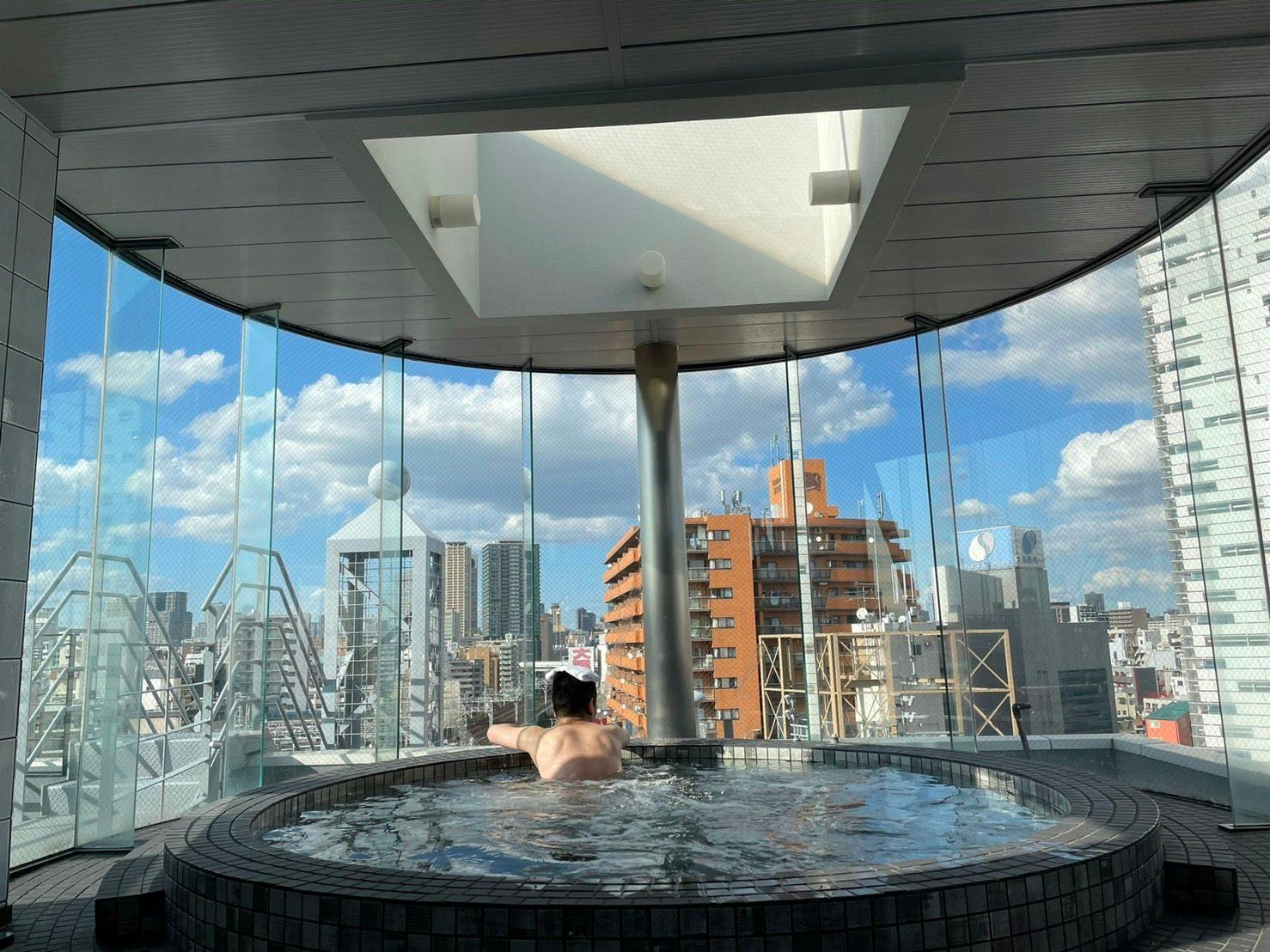 오사카 시내를 한눈에 볼 수 있는 옥상 남성 전망 대욕장.