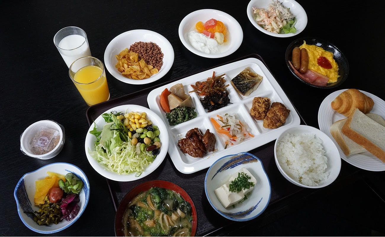 Gambar sarapan. Pemesanan dari pukul 7 hingga 9 pagi.