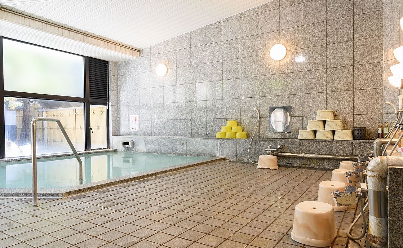 Mata air panas kamar mandi besar