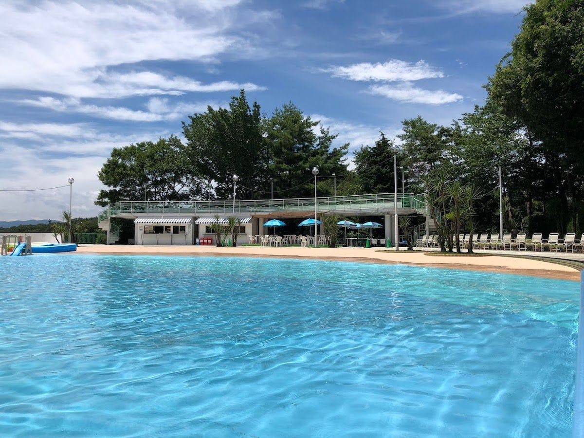 ปลอดภัยสำหรับเด็ก! สระว่ายน้ำแบบชายหาดที่มีคลื่น