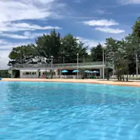 ปลอดภัยสำหรับเด็ก! สระว่ายน้ำแบบชายหาดที่มีคลื่น