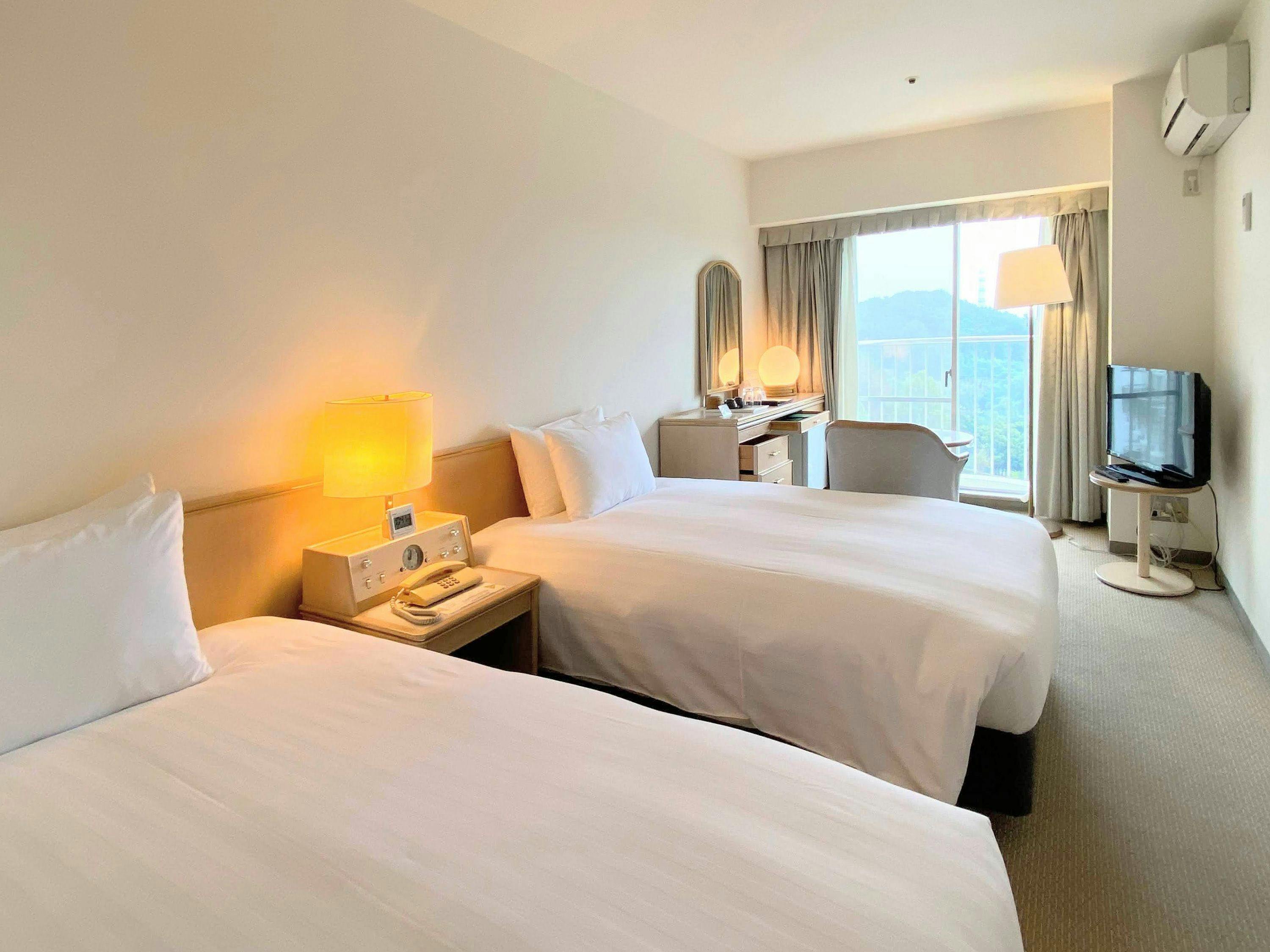 ห้องพักทุกห้องมีระเบียงและสามารถระบายอากาศตามธรรมชาติได้