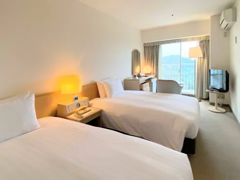 ห้องพักทุกห้องมีระเบียงและสามารถระบายอากาศตามธรรมชาติได้