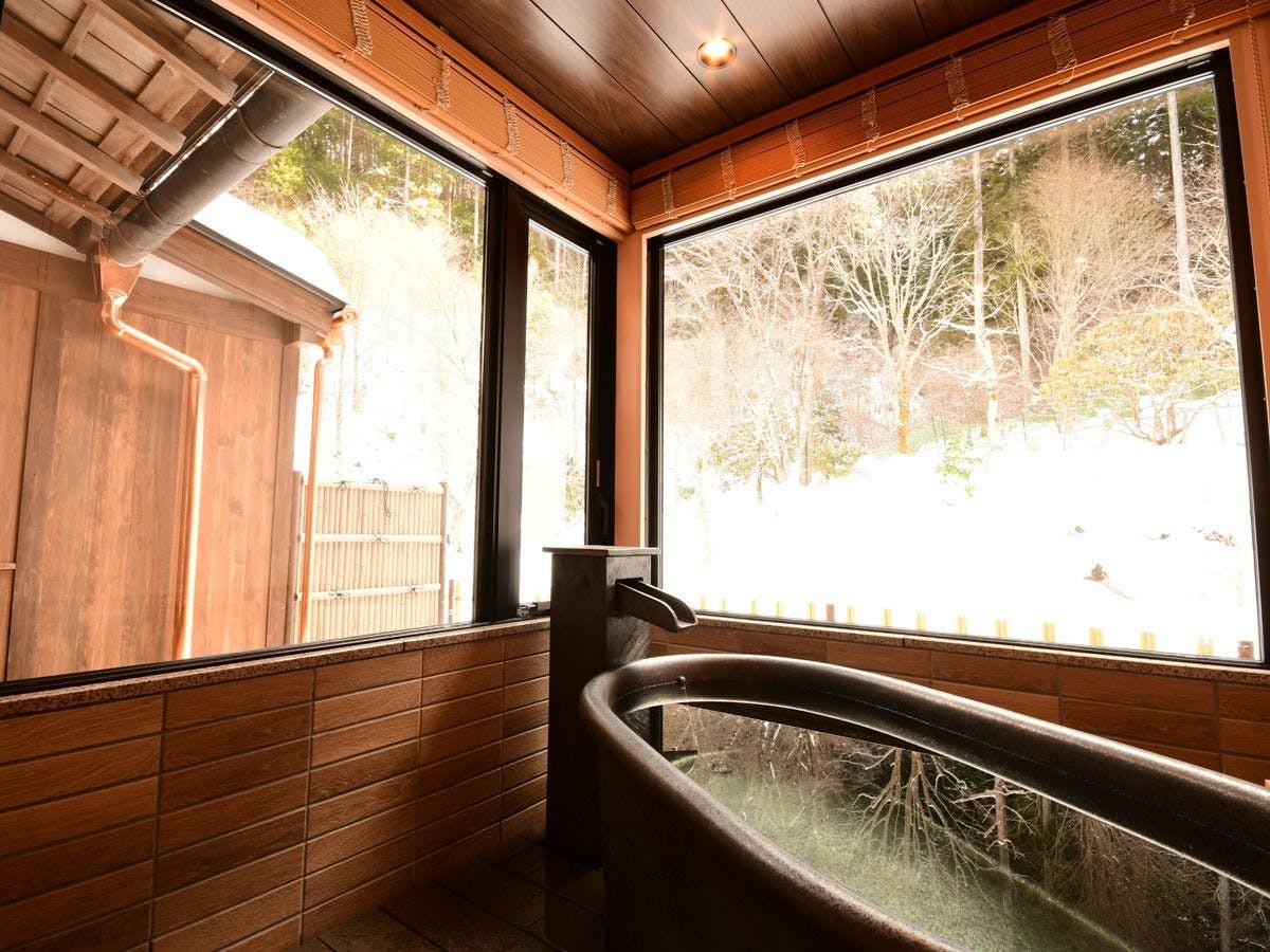 ตัวอย่างห้องน้ำของห้องพิเศษพร้อมอ่างอาบน้ำกึ่งกลางแจ้ง