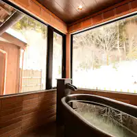 ตัวอย่างห้องน้ำของห้องพิเศษพร้อมอ่างอาบน้ำกึ่งกลางแจ้ง