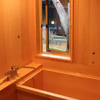 Taman rumput, tab mandi kayu Hinoki.