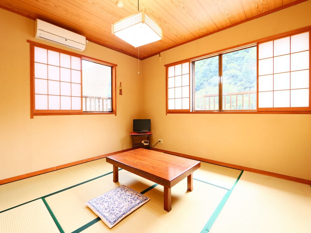 - Kamar gaya Jepang 8 tatami -