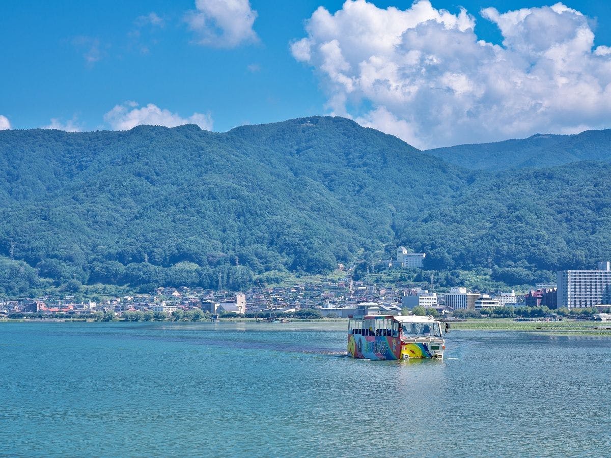 *Danau Suwa* sekitar 20 menit dengan mobil