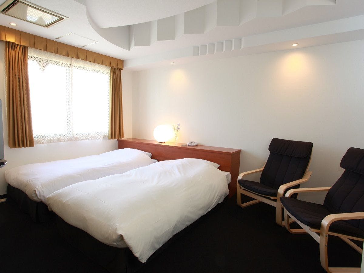 Kamar Twin Standar Bebas Rokok dengan Kamar Mandi dan Toilet.